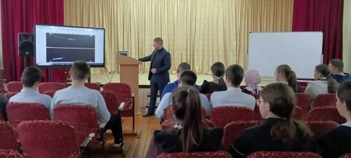 Смәел мәктәбенә укучылар белән очрашуга коуч килгән