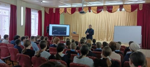 Смәел мәктәбенә укучылар белән очрашуга коуч килгән