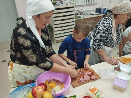 Смәел әбиләре оныклары белән бергә тәмле ризыклар әзерләгән
