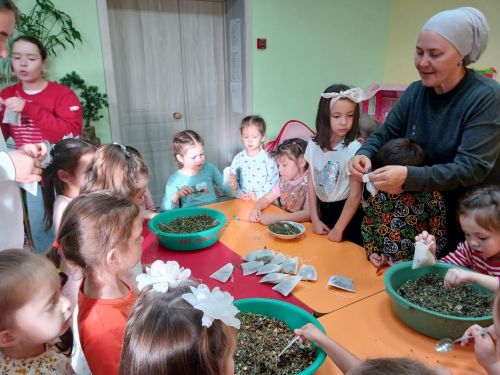 Бакча балалары да гуманитар ярдәм туплый (+ бик күп фото)