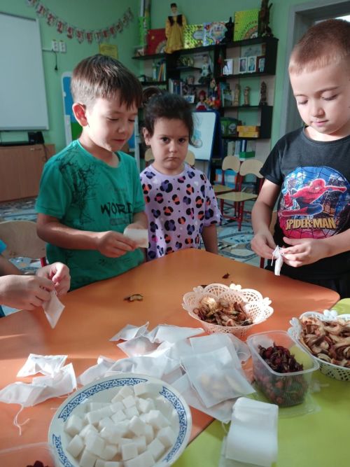 Бакча балалары да гуманитар ярдәм туплый (+ бик күп фото)