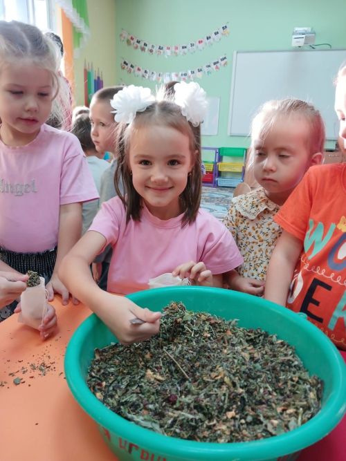 Бакча балалары да гуманитар ярдәм туплый (+ бик күп фото)