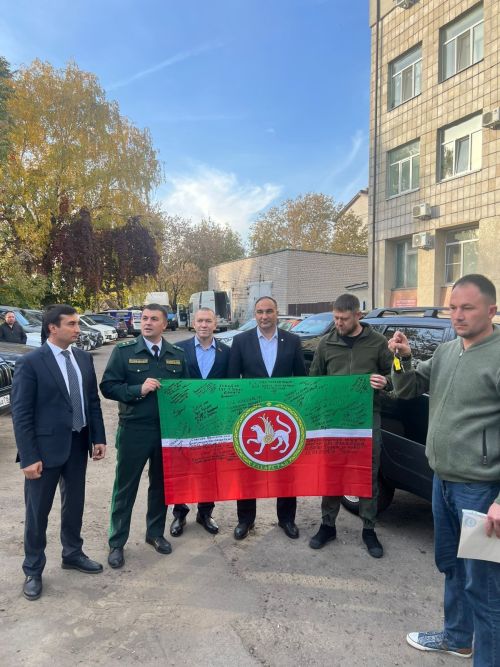 Фаяз Шакиров махсус хәрби операциядә катнашучы якташларыбызга дүртенче автомобилен тапшырды