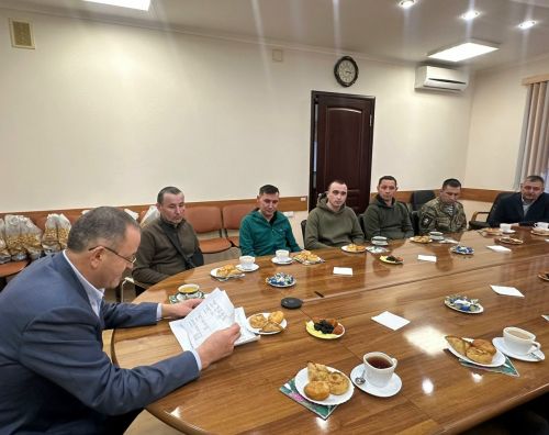 Балтач районы башлыгы ялга кайткан егетләр белән очрашты