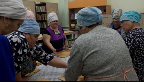 Борнак авыл китапханәсендә махсус хәрби операциядә катнашучылар өчен токмач кисү эшләре дәвам итә