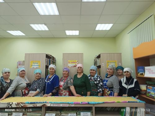 Борнак авыл китапханәсендә махсус хәрби операциядә катнашучылар өчен токмач кисү эшләре дәвам итә