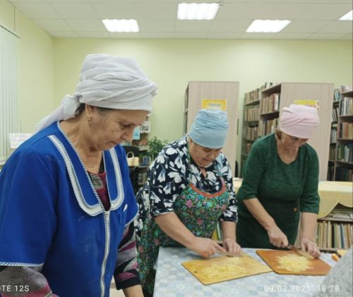 Борнак авыл китапханәсендә махсус хәрби операциядә катнашучылар өчен токмач кисү эшләре дәвам итә