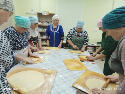 Борнак авыл китапханәсендә махсус хәрби операциядә катнашучылар өчен токмач кисү эшләре дәвам итә