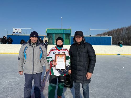 Балтачта кызлар да хоккей уйный