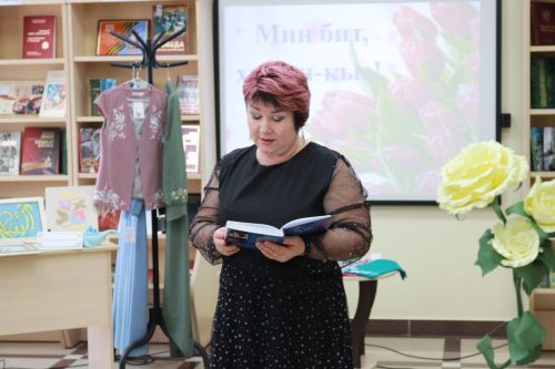 Үзәк зурлар китапханәсендә «Мин бит, хатын-кыз» әдәби музыкаль кичә узды (видео)