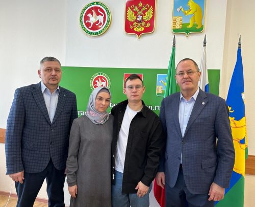 Балтач районы башлыгы Илнар Галиев һәм аның әнисе Гөлназ ханым белән очрашты
