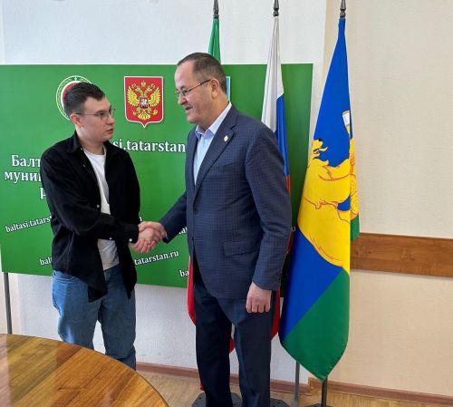 Балтач районы башлыгы Илнар Галиев һәм аның әнисе Гөлназ ханым белән очрашты