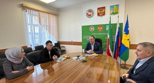 Балтач районы башлыгы Илнар Галиев һәм аның әнисе Гөлназ ханым белән очрашты