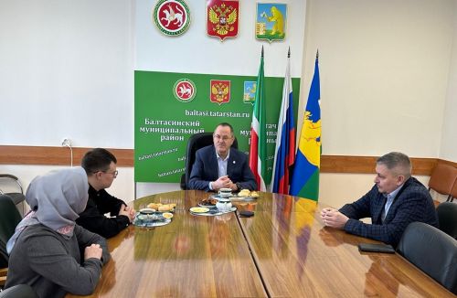 Балтач районы башлыгы Илнар Галиев һәм аның әнисе Гөлназ ханым белән очрашты