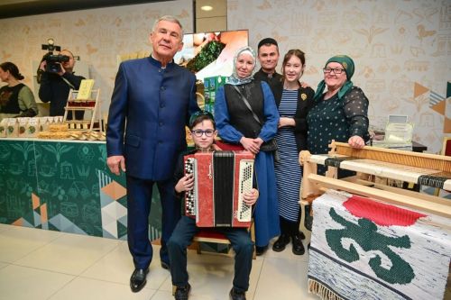 Гөлзифа Нәҗипованың оныгын Рөстәм Миңнеханов туган көне белән котлаган