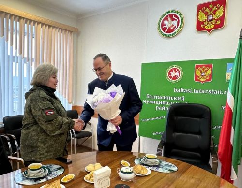 Район башлыгы контракт нигезендә хезмәт итүче Оксана Закированы бәйрәм белән котлады