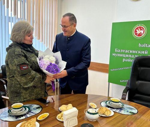 Район башлыгы контракт нигезендә хезмәт итүче Оксана Закированы бәйрәм белән котлады