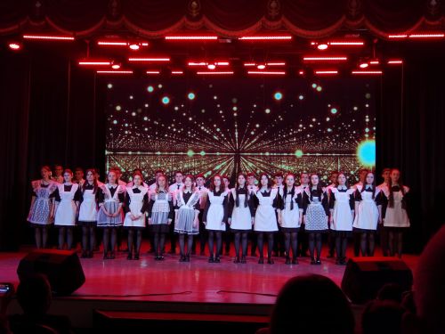 Балтач урта мәктәбе коллективы сәхнәне “дер селкетте”