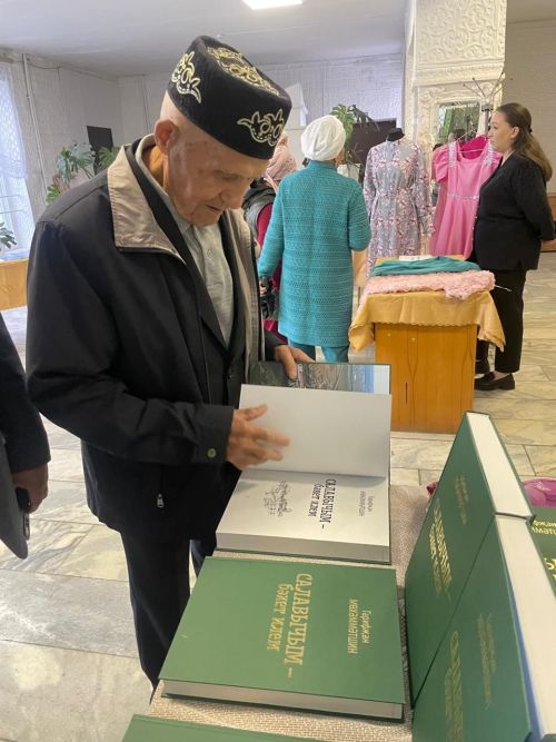 «Салавычым — бәхет илем» дип исемләнгән яңа китап дөнья күрде
