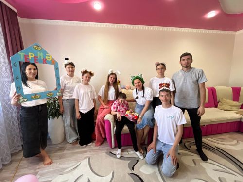 «Факел» клубы хезмәткәрләре һәм «Игелекле Балтач» волонтерлары мөмкинлеге чикле балаларны бәйрәм белән котлады