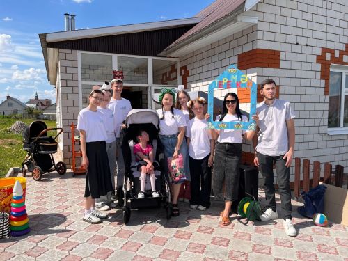 «Факел» клубы хезмәткәрләре һәм «Игелекле Балтач» волонтерлары мөмкинлеге чикле балаларны бәйрәм белән котлады