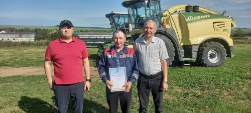 «Татарстан» хуҗалыгының комбайнчылары һәм шоферлары акчалата бүләккә ия булдылар