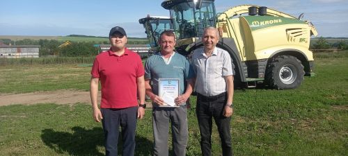 «Татарстан» хуҗалыгының комбайнчылары һәм шоферлары акчалата бүләккә ия булдылар
