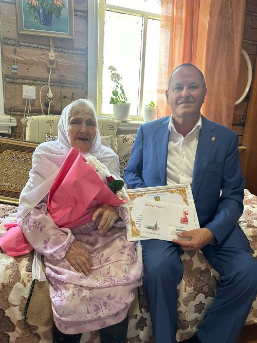 Нәкыя Хәҗиева 95 яшьлек юбилеен каршы алды
