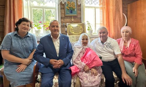 Нәкыя Хәҗиева 95 яшьлек юбилеен каршы алды