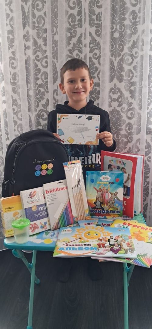 Әнвәргә «Татмедиа» җәмгыяте портфель бүләк итте