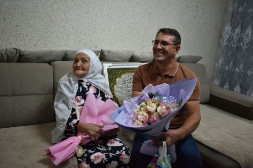 Зөлхәбирә Галиеваның 95 яшьлек гомер бәйрәме хөрмәтенә барлык гаиләсе, якыннары бер табынга җыйналды