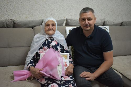 Зөлхәбирә Галиеваның 95 яшьлек гомер бәйрәме хөрмәтенә барлык гаиләсе, якыннары бер табынга җыйналды