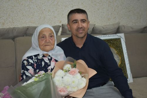 Зөлхәбирә Галиеваның 95 яшьлек гомер бәйрәме хөрмәтенә барлык гаиләсе, якыннары бер табынга җыйналды