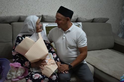 Зөлхәбирә Галиеваның 95 яшьлек гомер бәйрәме хөрмәтенә барлык гаиләсе, якыннары бер табынга җыйналды