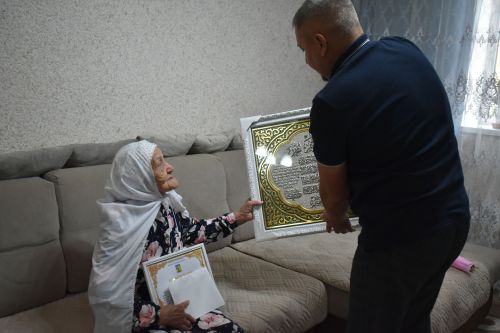 Зөлхәбирә Галиеваның 95 яшьлек гомер бәйрәме хөрмәтенә барлык гаиләсе, якыннары бер табынга җыйналды