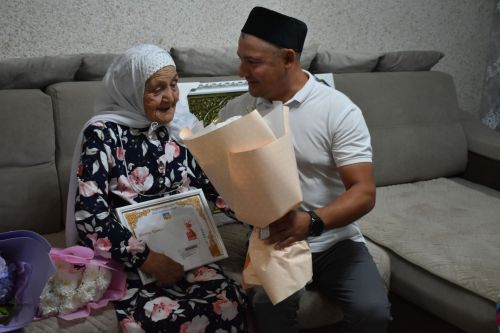 Зөлхәбирә Галиеваның 95 яшьлек гомер бәйрәме хөрмәтенә барлык гаиләсе, якыннары бер табынга җыйналды