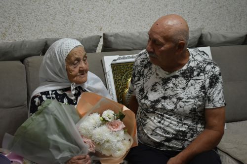 Зөлхәбирә Галиеваның 95 яшьлек гомер бәйрәме хөрмәтенә барлык гаиләсе, якыннары бер табынга җыйналды