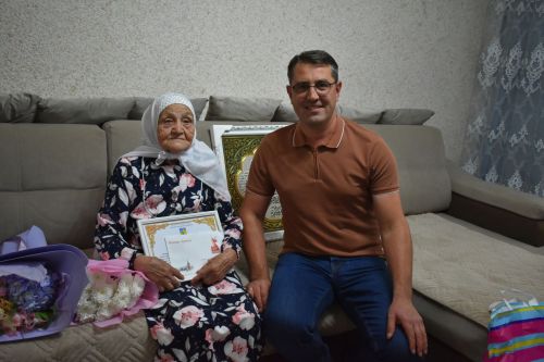 Зөлхәбирә Галиеваның 95 яшьлек гомер бәйрәме хөрмәтенә барлык гаиләсе, якыннары бер табынга җыйналды