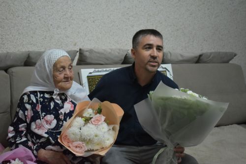 Зөлхәбирә Галиеваның 95 яшьлек гомер бәйрәме хөрмәтенә барлык гаиләсе, якыннары бер табынга җыйналды