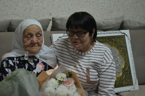 Зөлхәбирә Галиеваның 95 яшьлек гомер бәйрәме хөрмәтенә барлык гаиләсе, якыннары бер табынга җыйналды