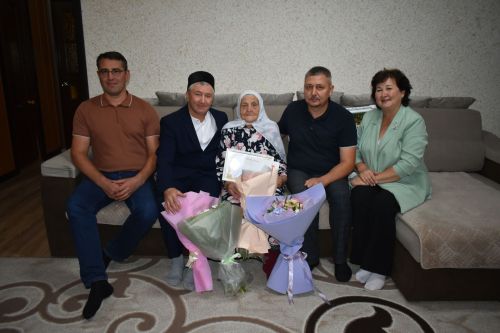 Зөлхәбирә Галиеваның 95 яшьлек гомер бәйрәме хөрмәтенә барлык гаиләсе, якыннары бер табынга җыйналды