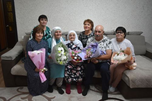 Зөлхәбирә Галиеваның 95 яшьлек гомер бәйрәме хөрмәтенә барлык гаиләсе, якыннары бер табынга җыйналды