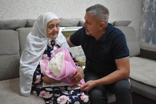 Зөлхәбирә Галиеваның 95 яшьлек гомер бәйрәме хөрмәтенә барлык гаиләсе, якыннары бер табынга җыйналды