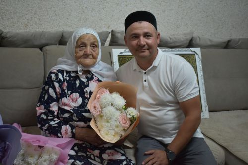 Зөлхәбирә Галиеваның 95 яшьлек гомер бәйрәме хөрмәтенә барлык гаиләсе, якыннары бер табынга җыйналды
