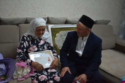 Зөлхәбирә Галиеваның 95 яшьлек гомер бәйрәме хөрмәтенә барлык гаиләсе, якыннары бер табынга җыйналды