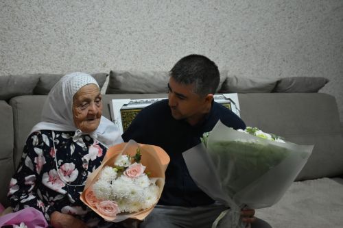 Зөлхәбирә Галиеваның 95 яшьлек гомер бәйрәме хөрмәтенә барлык гаиләсе, якыннары бер табынга җыйналды