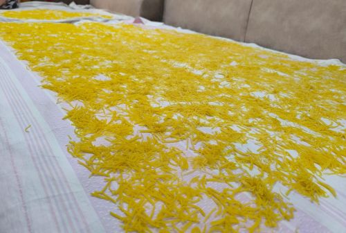 Куныр авылында күршеләр хәрбиләр өчен токмач кискән