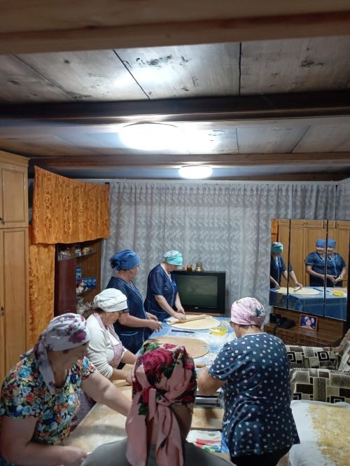 Чутай волонтерлары егетләргә коры аш, үлән чәйләре әзерли