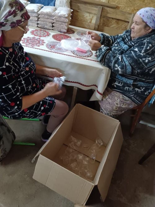 Чутай волонтерлары егетләргә коры аш, үлән чәйләре әзерли