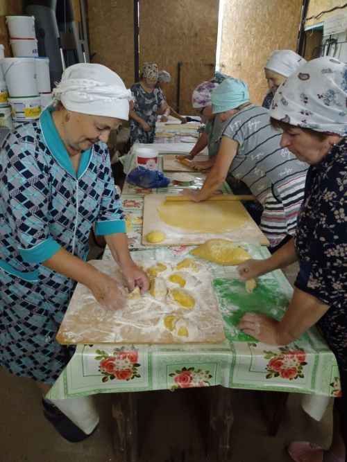 Чутай волонтерлары егетләргә коры аш, үлән чәйләре әзерли